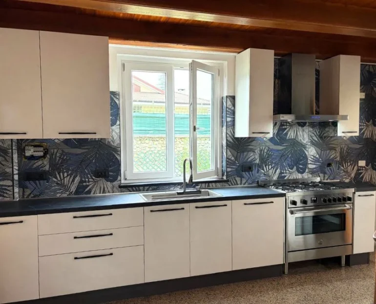 Cucina contemporanea con dettagli industrial