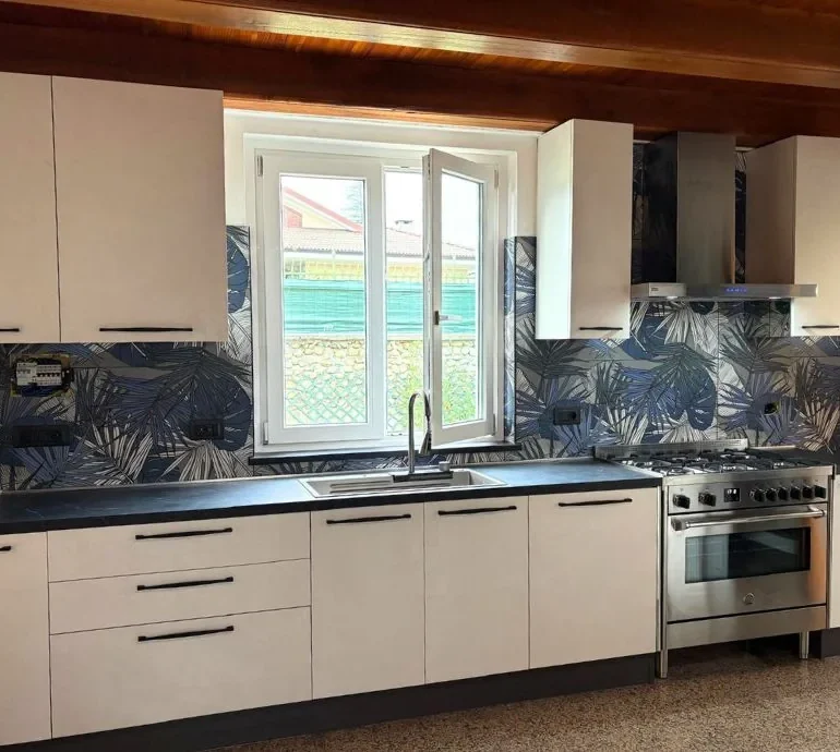 Cucina contemporanea con dettagli industrial