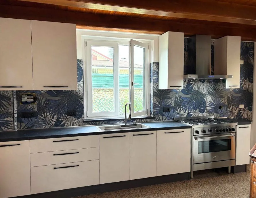 Cucina contemporanea con dettagli industrial