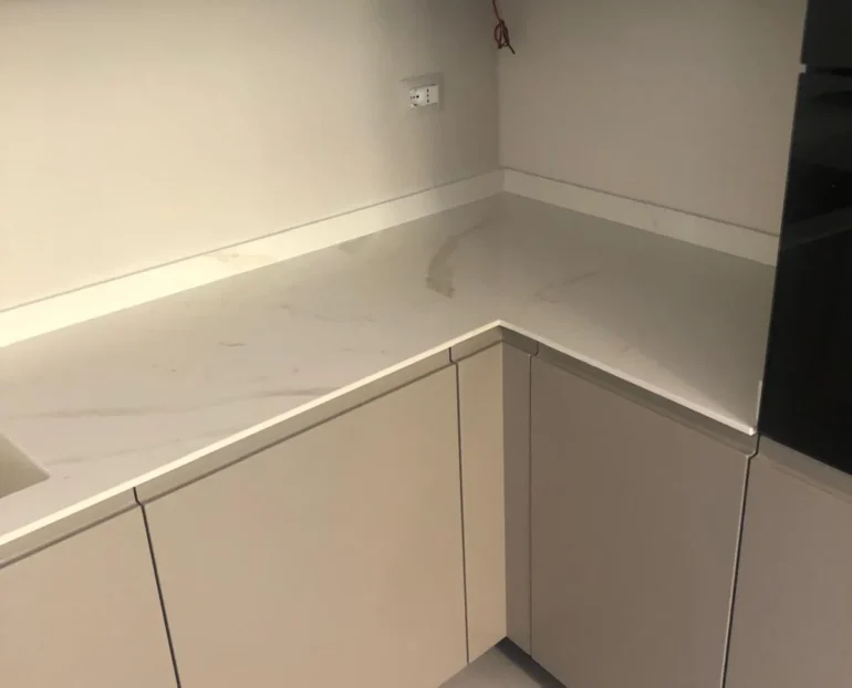cucina piano effetto marmo