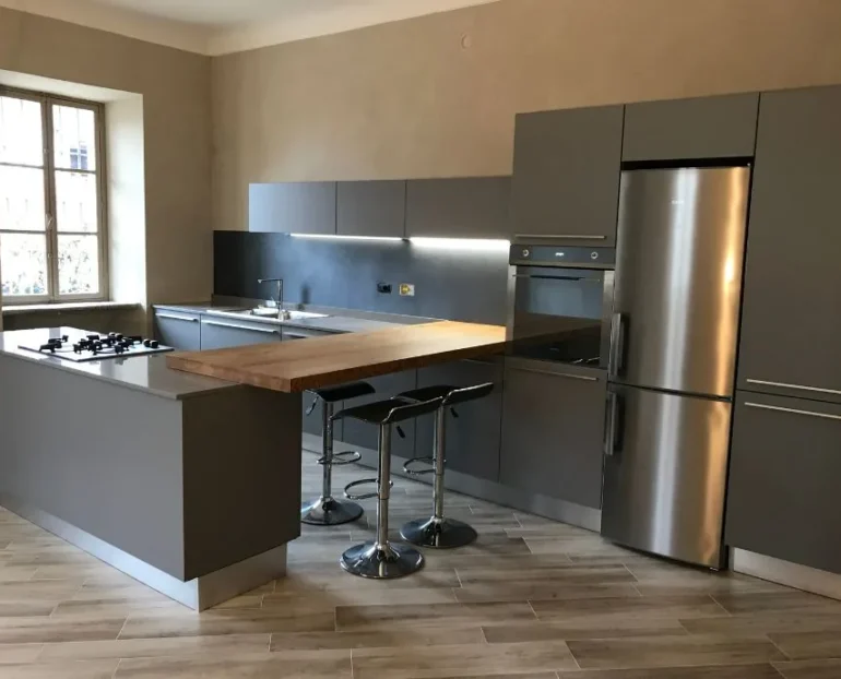 cucina con penisola in legno