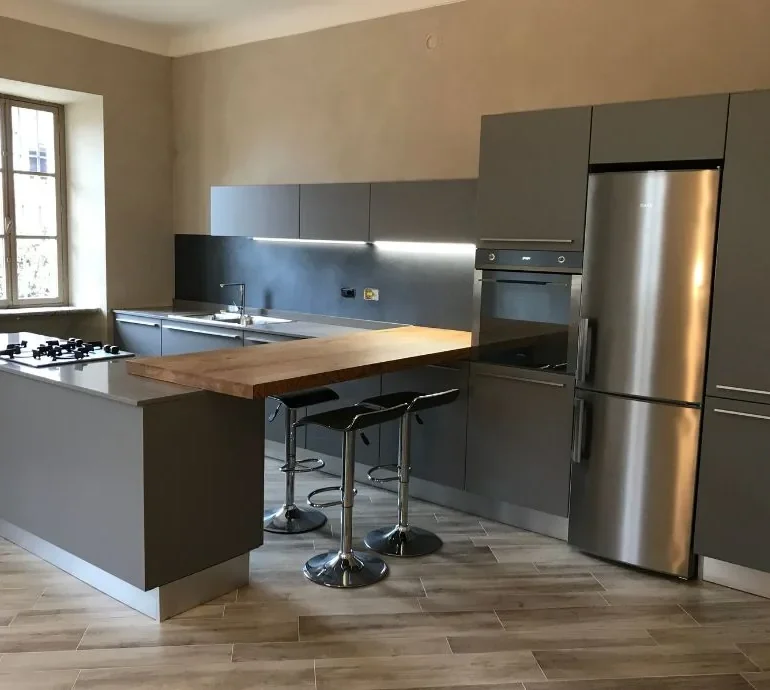 cucina con penisola in legno