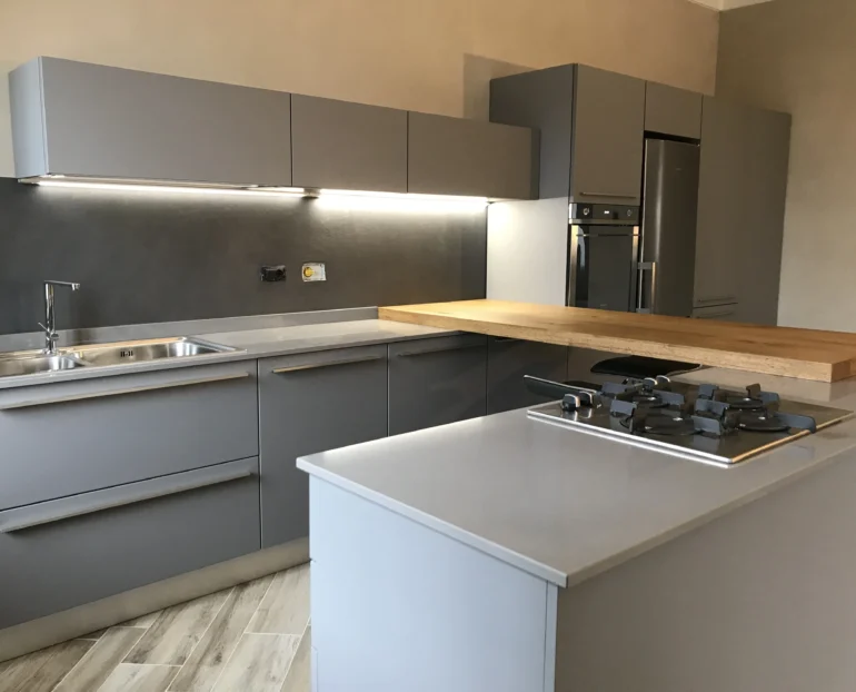 cucina con penisola in legno