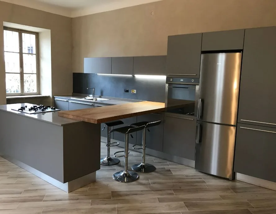 cucina con penisola in legno