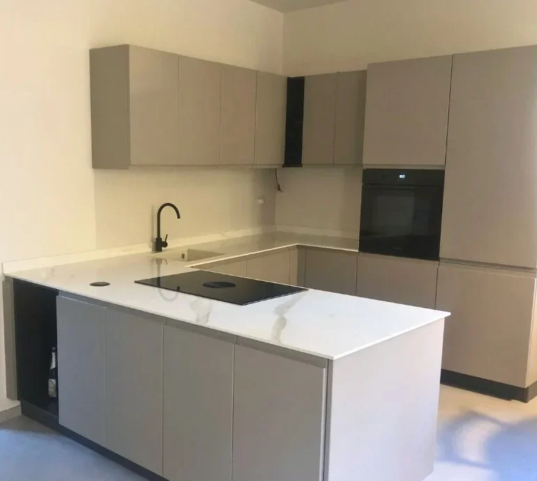 cucina piano effetto marmo