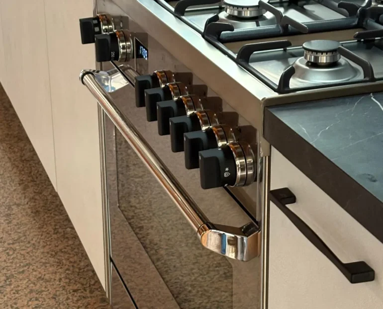 Cucina contemporanea con dettagli industrial