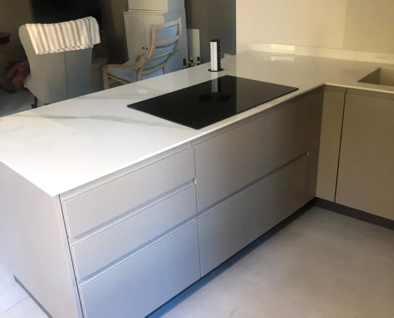 cucina piano effetto marmo