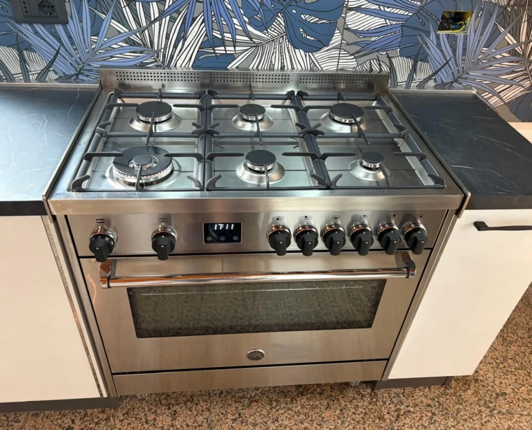 Cucina contemporanea con dettagli industrial